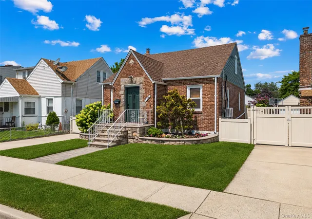 Photo 3 of Sale Pending at 125 William St, Hempstead, NY 11580 | MLS# 1026222 | Listing updated on 2026-08-27