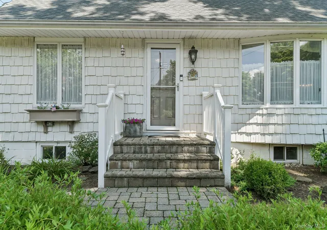 Photo 3 of Sale Pending at 119 Brook Ln, Smithtown, NY 11787 | MLS# 1026298 | Listing updated on 2026-08-22