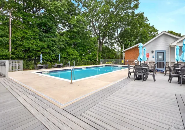 2nd image of 671 Pelham Rd, New Rochelle, NY 10805