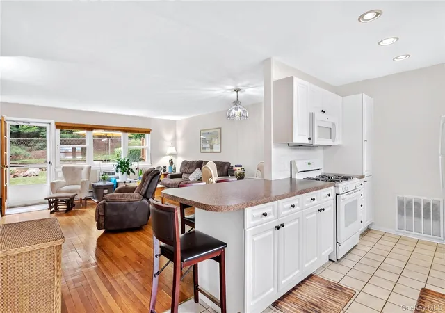 Listing Photo 4 - Condo for sale in building located at 671 Pelham Rd, New Rochelle, NY 10801 - Unit #D9