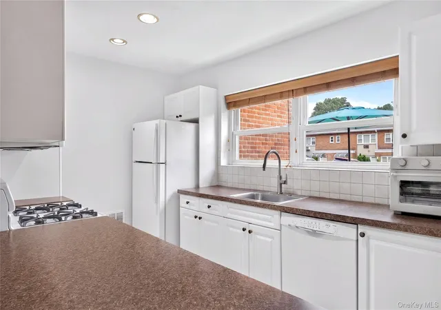 Listing Photo 5 - Condo for sale in building located at 671 Pelham Rd, New Rochelle, NY 10801 - Unit #D9