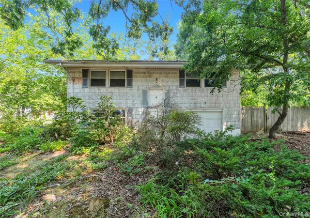 Photo 1 of Sale Pending at 41 Arrowhead Ln, Brookhaven, NY 11733 | MLS# 1026315 | Listing updated on 2026-08-27