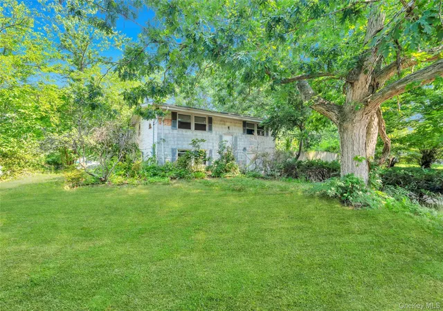 Photo 2 of Sale Pending at 41 Arrowhead Ln, Brookhaven, NY 11733 | MLS# 1026315 | Listing updated on 2026-08-27