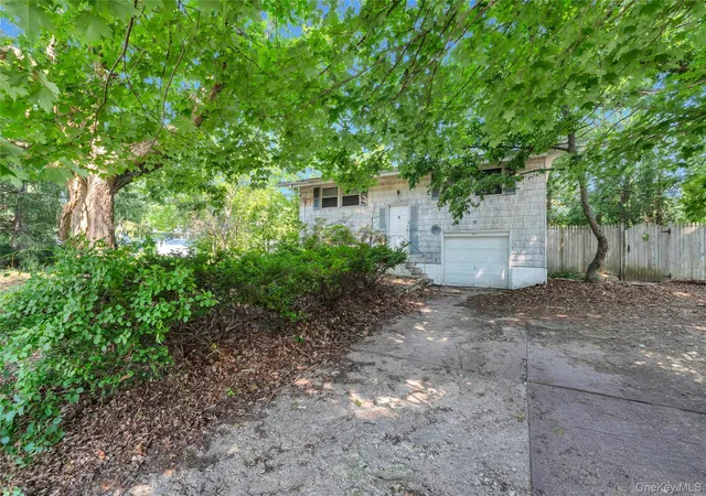 Photo 3 of Sale Pending at 41 Arrowhead Ln, Brookhaven, NY 11733 | MLS# 1026315 | Listing updated on 2026-08-27