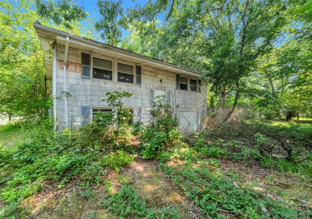 Photo 3 of Sale Pending at 41 Arrowhead Ln, Brookhaven, NY 11733 | MLS# 1026315 | Listing updated on 2026-09-24