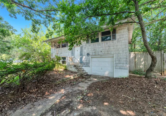 Photo 4 of Sale Pending at 41 Arrowhead Ln, Brookhaven, NY 11733 | MLS# 1026315 | Listing updated on 2026-09-24