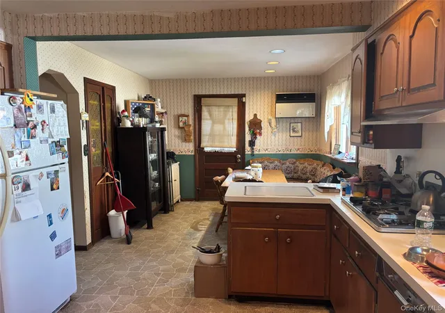 Photo 4 of Sale Pending at 1054 Highland St, Hempstead, NY 11510 | MLS# 1026348 | Listing updated on 2026-08-05