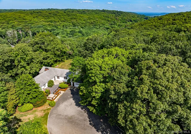 Photo 3 of Single family home for sale at 3 S Run, Huntington, NY 11724 | MLS# 1026452 | Listing updated on 2026-10-09