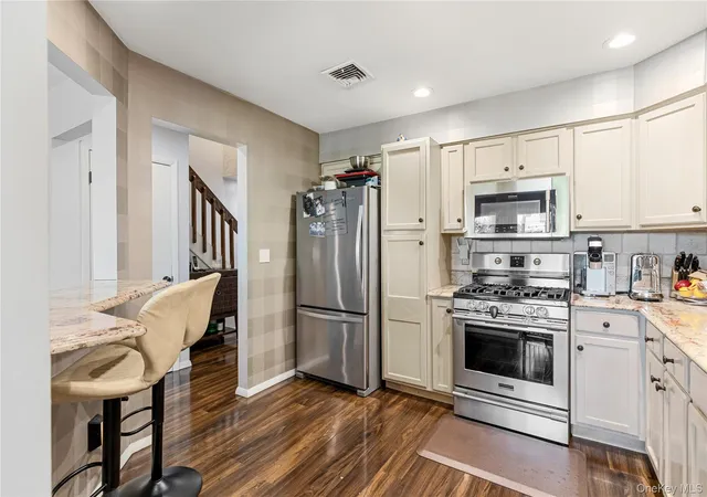 Listing Photo 4 - Condo for sale in building located at 9 Pleasant Ln, Islip, NY 11706