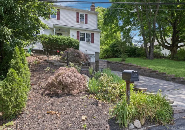 Photo 3 of Sale Pending at 49 Old Town Ln, Halesite, NY 11743 | MLS# 1026492 | Listing updated on 2026-09-03