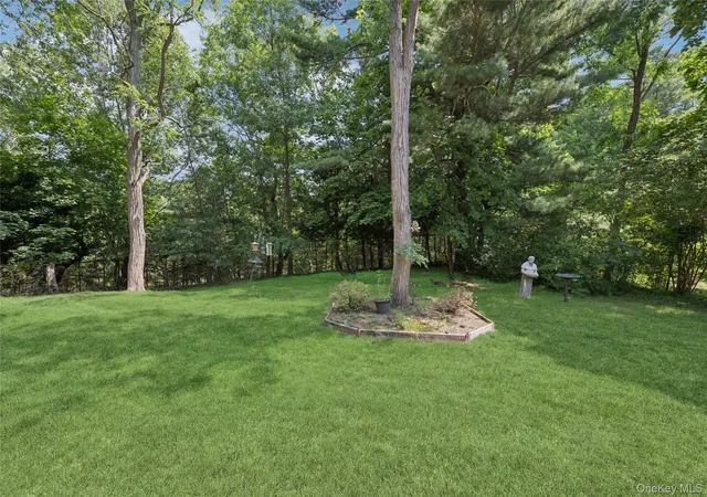 Photo 4 of Sale Pending at 49 Old Town Ln, Halesite, NY 11743 | MLS# 1026492 | Listing updated on 2026-09-03