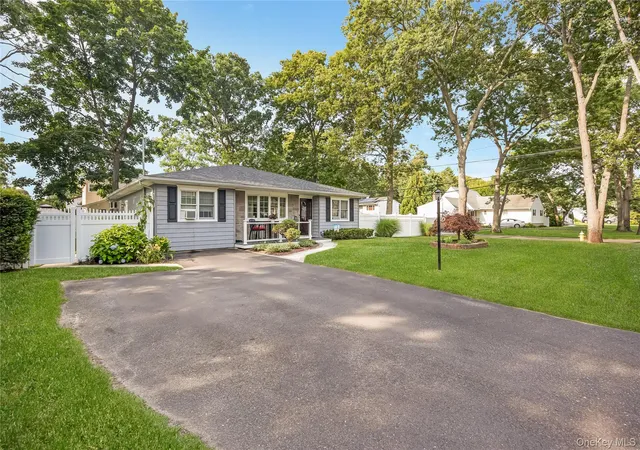 Photo 3 of Sale Pending at 281 Thrift St, Ronkonkoma, NY 11779 | MLS# 1026543 | Listing updated on 2026-08-08