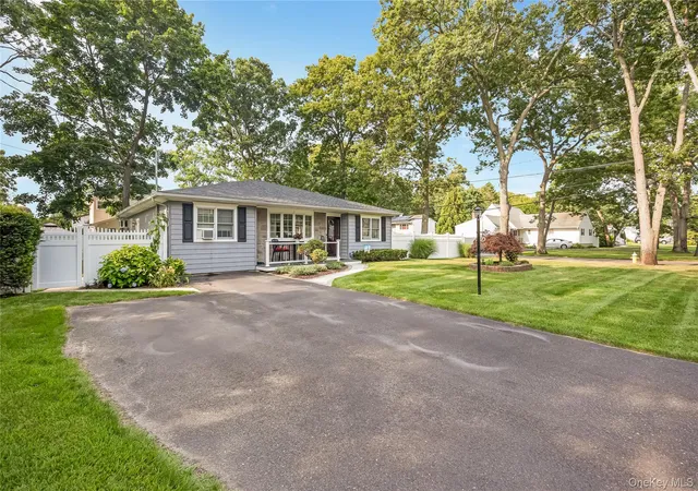 Photo 3 of Sale Pending at 281 Thrift St, Ronkonkoma, NY 11779 | MLS# 1026543 | Listing updated on 2026-08-08