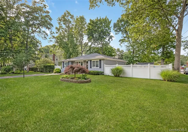Photo 4 of Sale Pending at 281 Thrift St, Ronkonkoma, NY 11779 | MLS# 1026543 | Listing updated on 2026-08-08