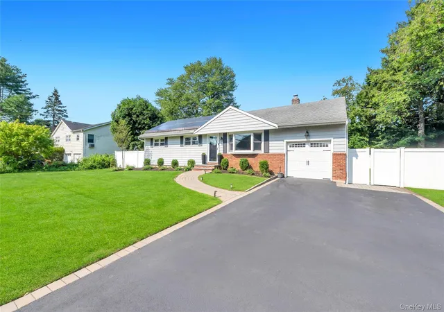 Photo 2 of Sale Pending at 5 Shaftsbury Ln, Huntington, NY 11747 | MLS# 1026564 | Listing updated on 2026-08-04