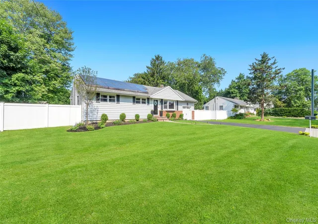 Photo 3 of Sale Pending at 5 Shaftsbury Ln, Huntington, NY 11747 | MLS# 1026564 | Listing updated on 2026-08-04