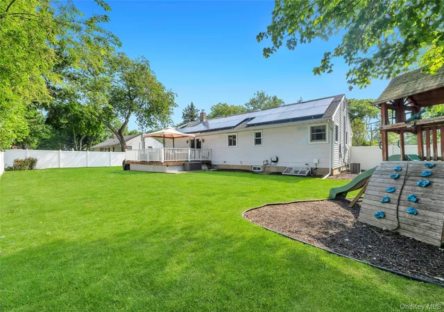 Photo 3 of Sale Pending at 5 Shaftsbury Ln, Huntington, NY 11747 | MLS# 1026564 | Listing updated on 2026-08-04