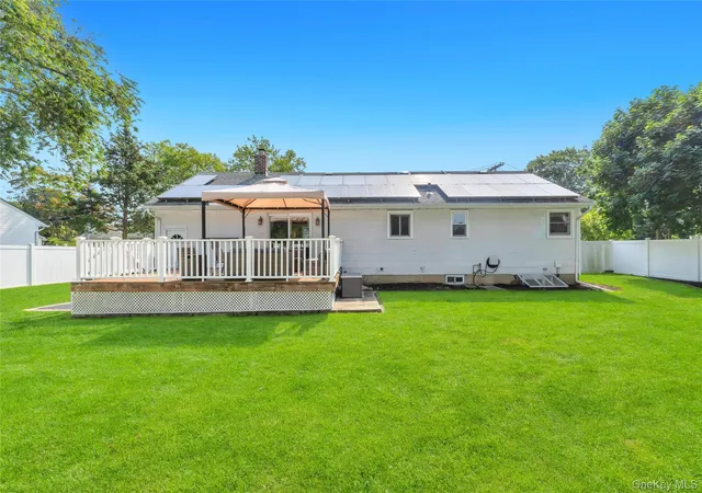 Photo 4 of Sale Pending at 5 Shaftsbury Ln, Huntington, NY 11747 | MLS# 1026564 | Listing updated on 2026-08-04