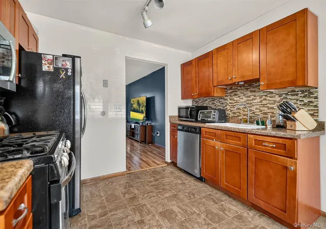 Listing Photo 5 - Condo for sale in building located at 154 Eagleton Dr, Monroe, NY 10950