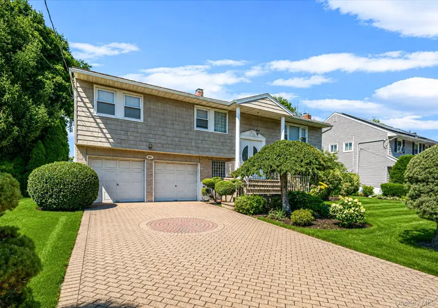 Photo 3 of Sale Pending at 523 Livingston St, Westbury, NY 11590 | MLS# 1026708 | Listing updated on 2026-08-29