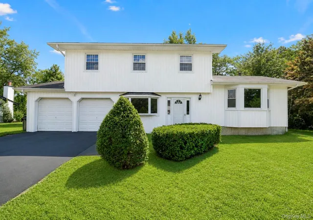 Photo 2 of Sale Pending at 2 Valley Frg Dr, Babylon, NY 11798 | MLS# 1026709 | Listing updated on 2026-09-18