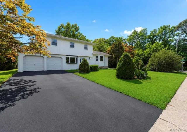 Photo 3 of Sale Pending at 2 Valley Frg Dr, Babylon, NY 11798 | MLS# 1026709 | Listing updated on 2026-09-18