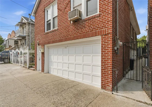 Photo 3 of Single family home for sale at 953 E 227th Street, New York, NY 10466 | MLS# 1026710 | Listing updated on 2026-08-03