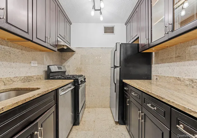 Photo 4 of Sale Pending at 4140 Union St #6R, New York, NY 11355 | MLS# 1026805 | Listing updated on 2026-09-25