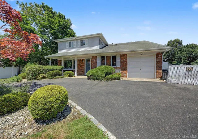 3rd image of 16 Cross Bow Ln, Smithtown, NY 11725 | MLS# 1026837