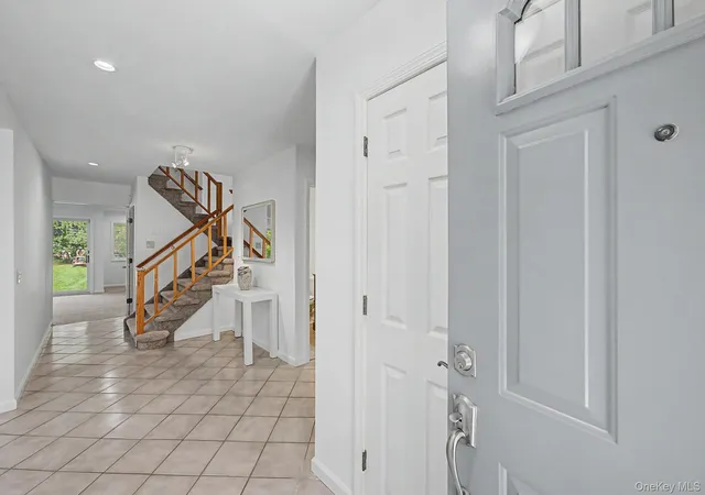 5th image of 16 Cross Bow Ln, Smithtown, NY 11725 | MLS# 1026837