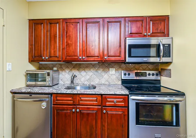 Listing Photo 4 - Condo for sale in building located at 360 Shore Rd, Hempstead, NY 11550 - Unit #4K
