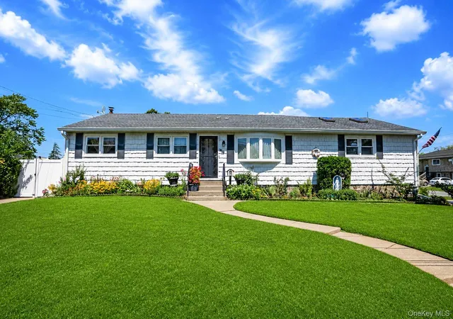 Photo 1 of Sale Pending at 266 Albert St, Babylon, NY 11757 | MLS# 1026880 | Listing updated on 2026-08-29