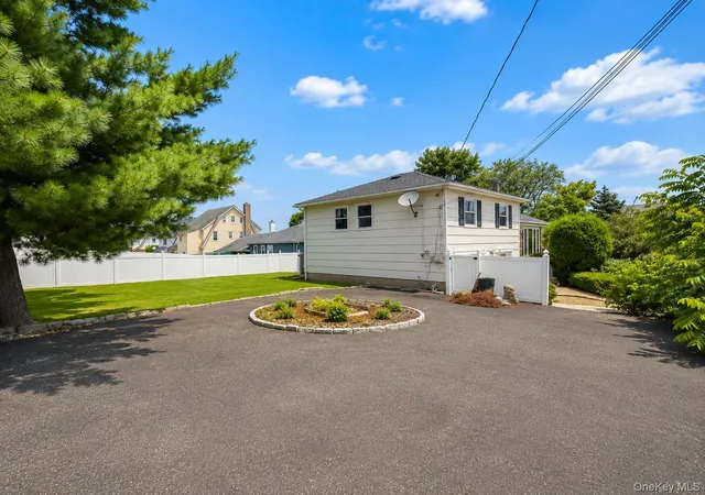 3rd image of 3 Soundview St, New Rochelle, NY 10805 | MLS# 1026899