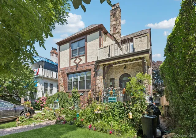 Photo 2 of Sale Pending at 439 W Olive St, Long Beach, NY 11561 | MLS# 1026913 | Listing updated on 2026-08-25