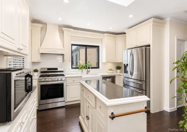 Photo 4 of Sale Pending at 439 W Olive St, Long Beach, NY 11561 | MLS# 1026913 | Listing updated on 2026-08-25