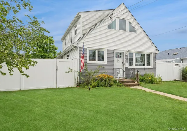 Photo 2 of Sale Pending at 231 E Hampton Rd, Lindenhurst, NY 11757 | MLS# 1026922 | Listing updated on 2026-09-07