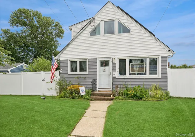 Photo 3 of Sale Pending at 231 E Hampton Rd, Lindenhurst, NY 11757 | MLS# 1026922 | Listing updated on 2026-09-07
