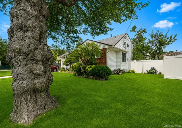 Photo 3 of Sale Pending at 27 Ventura Dr, Babylon, NY 11703 | MLS# 1026923 | Listing updated on 2026-08-05