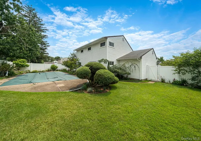 Photo 4 of Sale Pending at 27 Ventura Dr, Babylon, NY 11703 | MLS# 1026923 | Listing updated on 2026-08-05