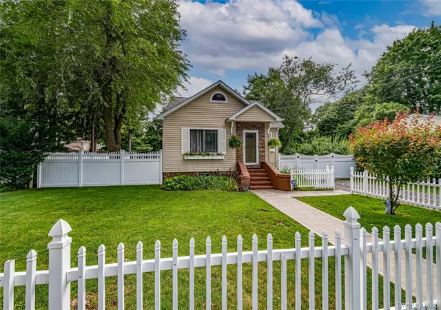 3rd image of 234 Grand Ave, Babylon, NY 11757 | MLS# 1027001