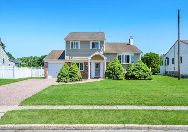 Photo 3 of Sale Pending at 12 Sagebrush Ln, Kings Park, NY 11754 | MLS# 1027037 | Listing updated on 2026-08-13