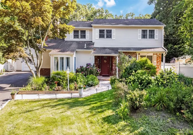 Photo 3 of Sale Pending at 6 Marlon Ln, Islip, NY 11788 | MLS# 1027064 | Listing updated on 2026-08-25