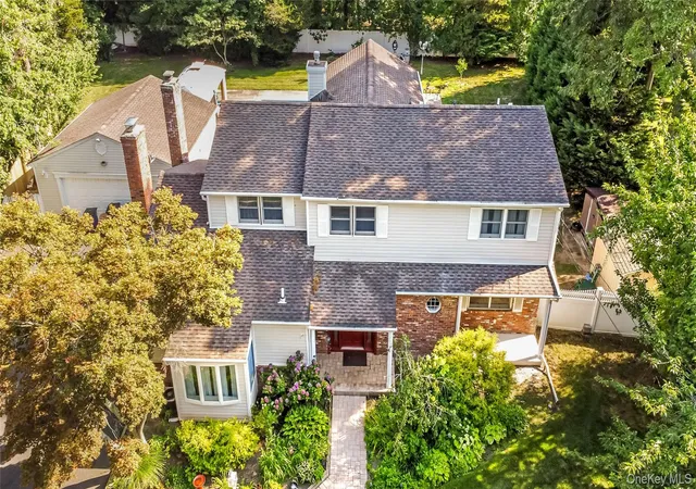 Photo 4 of Sale Pending at 6 Marlon Ln, Islip, NY 11788 | MLS# 1027064 | Listing updated on 2026-08-25