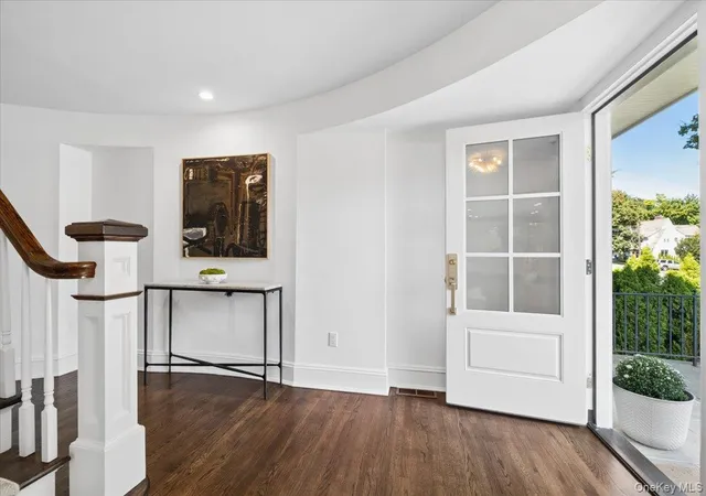 Photo 4 of Sale Pending at 8 Lyons Pl, Mamaroneck, NY 10538 | MLS# 1027067 | Listing updated on 2026-09-19