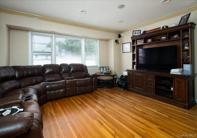 Photo 4 of Sale Pending at 17 Joludow Dr, Oyster Bay, NY 11762 | MLS# 1027218 | Listing updated on 2026-10-06