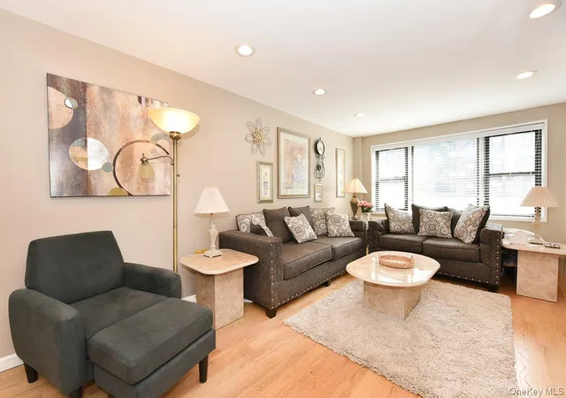 3rd image of 2 Birchwood Ct, Hempstead, NY 11030