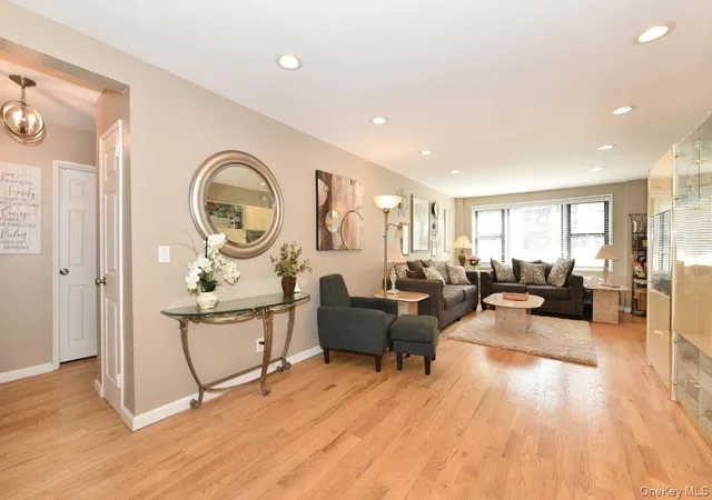 4th image of 2 Birchwood Ct, Hempstead, NY 11030