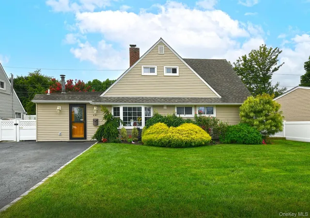 Photo 2 of Sale Pending at 261 Elm Dr S, Hempstead, NY 11756 | MLS# 1027248 | Listing updated on 2026-08-18
