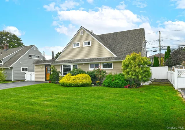 Photo 3 of Sale Pending at 261 Elm Dr S, Hempstead, NY 11756 | MLS# 1027248 | Listing updated on 2026-08-18