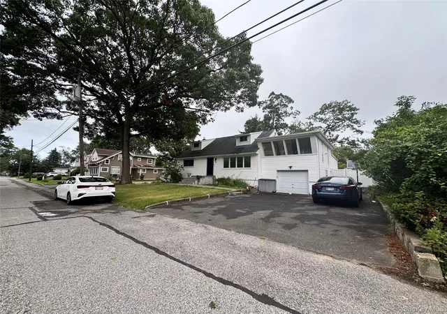 Photo 2 of Single family home for sale at 233 S 15th Street, Lindenhurst, NY 11757 | MLS# 1027252 | Listing updated on 2026-07-24